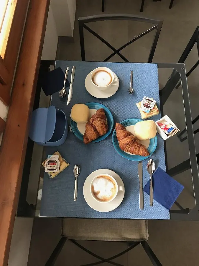 ** Bed & Breakfast Il Sole E La Luna B&B In Garda Italy